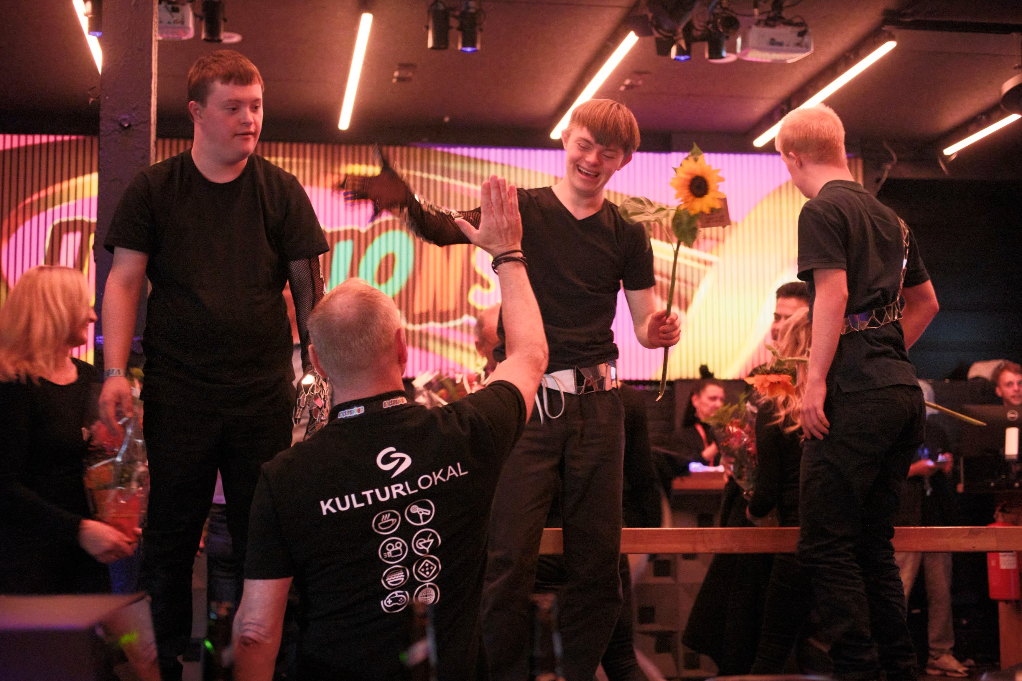 Inclusions Dance Crew – Auftritt auf der Bühne mit Menschen mit und ohne Beeinträchtigung