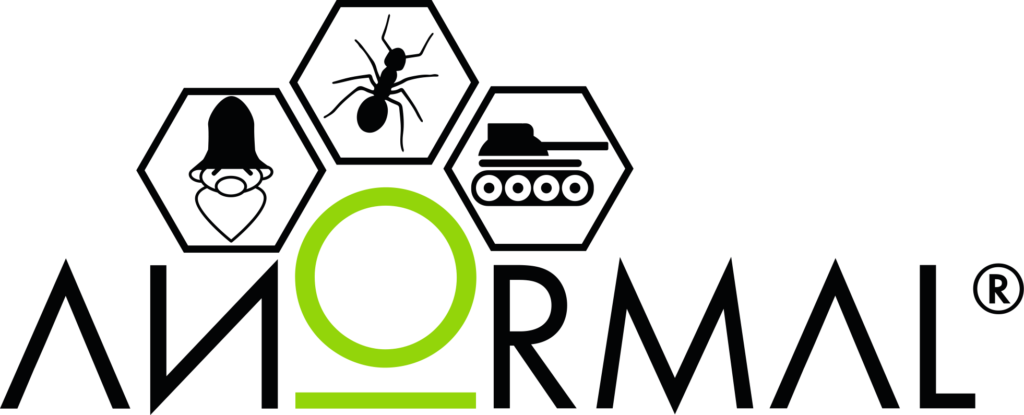 ANORMAL Logo: Zwerg, Ameise und Panzer über dem Schriftzug